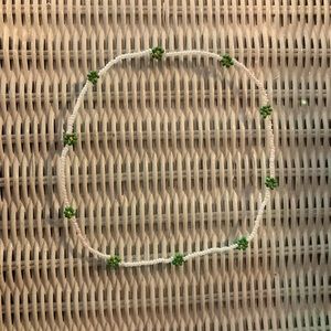 Flower necklace green